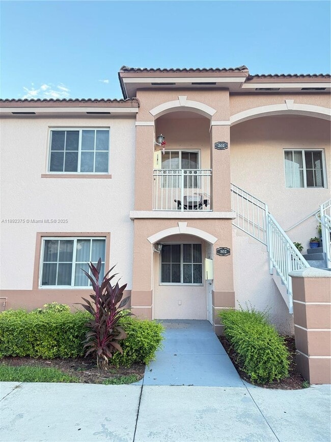 Building Photo - 2731 SE 12th Pl Unit 102