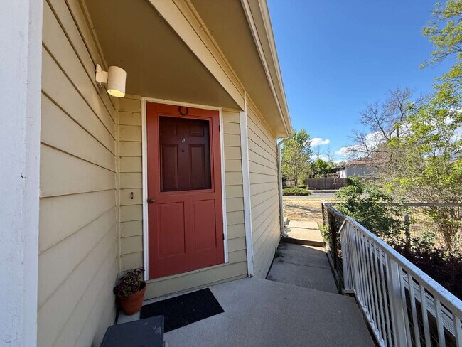 Building Photo - "Spacious 2-Bed, 2-Bath Retreat in Boulder – 1050 Sq Ft of open layout" Unit A