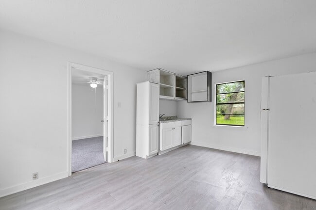 Building Photo - 806 E Emily Ave Unit 1