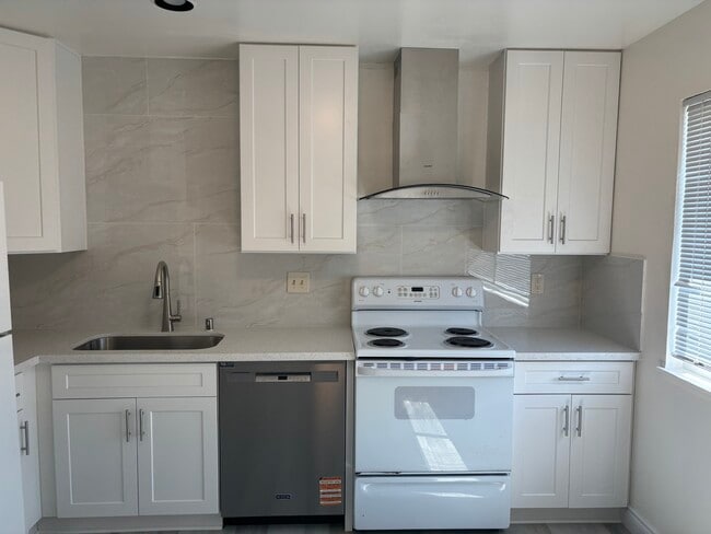 Building Photo - 643 Bolton Ct Unit #4