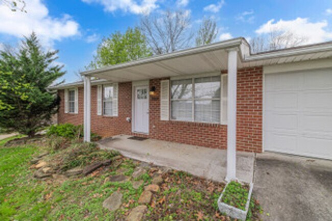 Photo - Knoxville 37912 - 3 bedroom 2 bath - call Kathy Leveille 865-556-0370