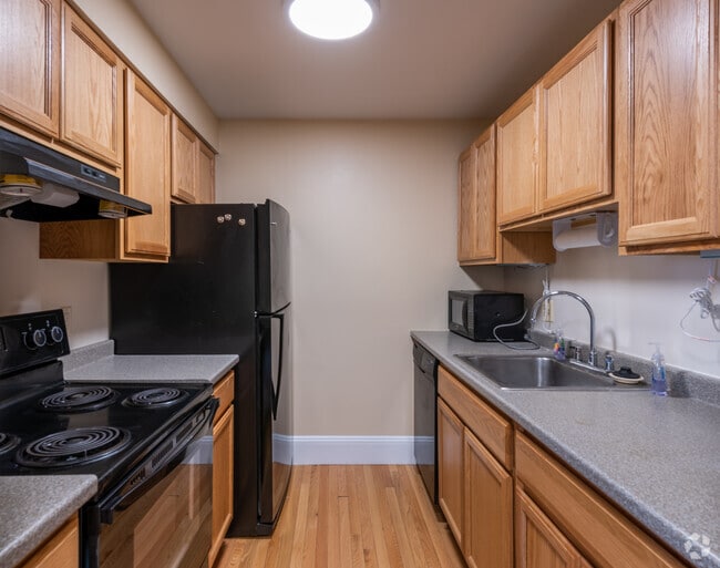 2BR, 1.5BA - 967 SQ FT