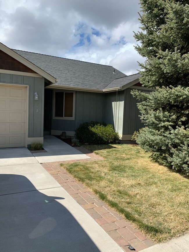 Photo - Fully Furnished Home is NE Bend Short Term Rental