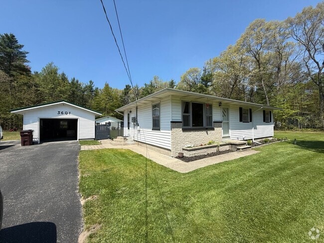 Building Photo - Three Bedroom Home in Whitehall
