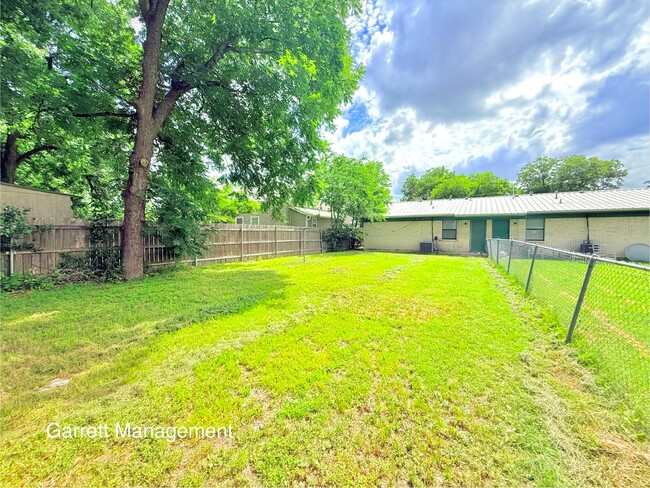 Photo - Spacious 2 Bed 1 Bath Duplex For Rent