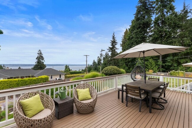 Photo - UPDATED CHAFFEY 5 BEDROOOM KINGSTON HOME FOR RENT WITH GREAT VIEWS!