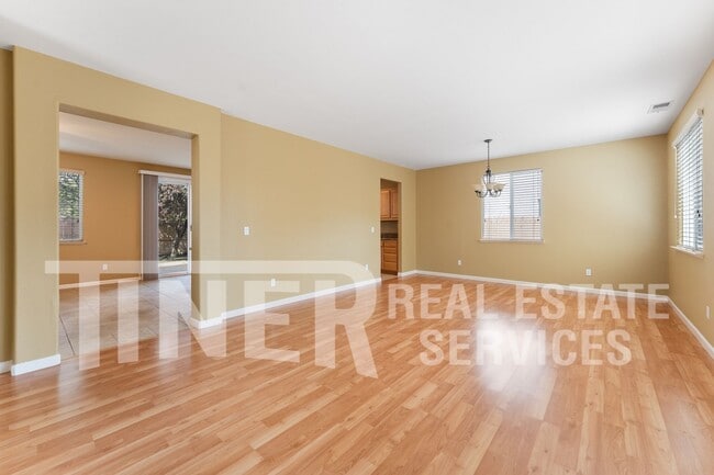 Photo - 35 Sabre Ct