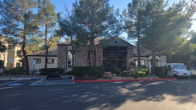 Entrada a los condominios Montana - 555 E Silverado Ranch Blvd Unidad 2066