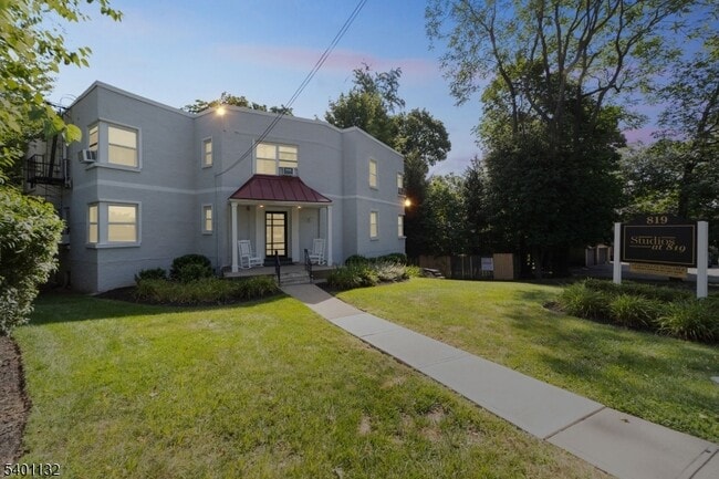 Building Photo - 819 Bloomfield Ave Unit 10