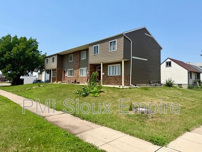 Photo - 614 E 6th St