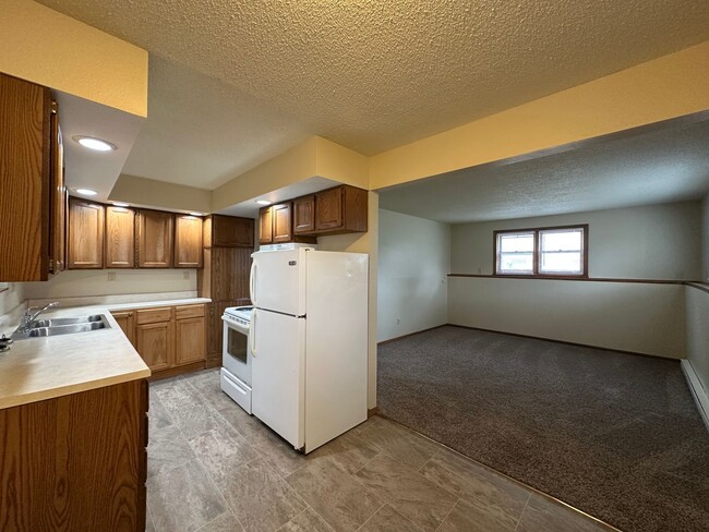 Building Photo - 1629 Unit LOWER