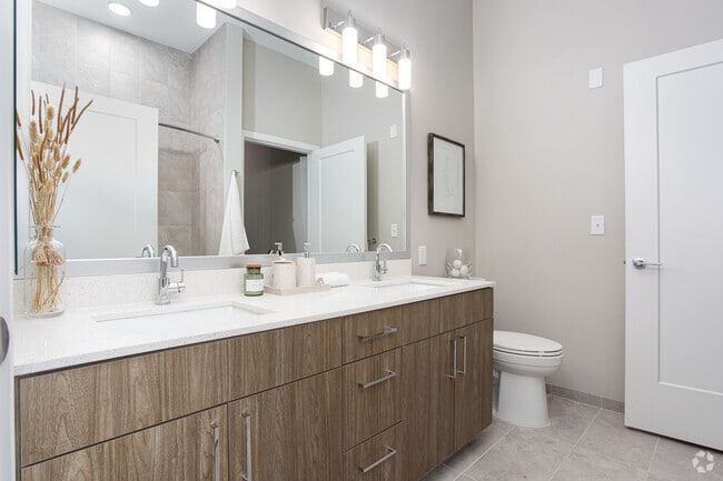 1BR, 1BA - 779 SF - Sloan Clarendon