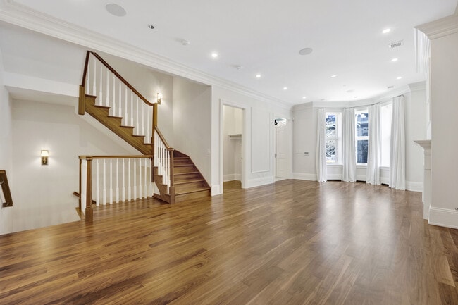 Photo - 105 W Chestnut St