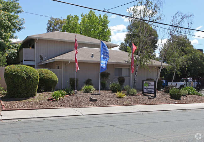 Building Photo - Lincoln Crest Apartments - Renovated Apart...