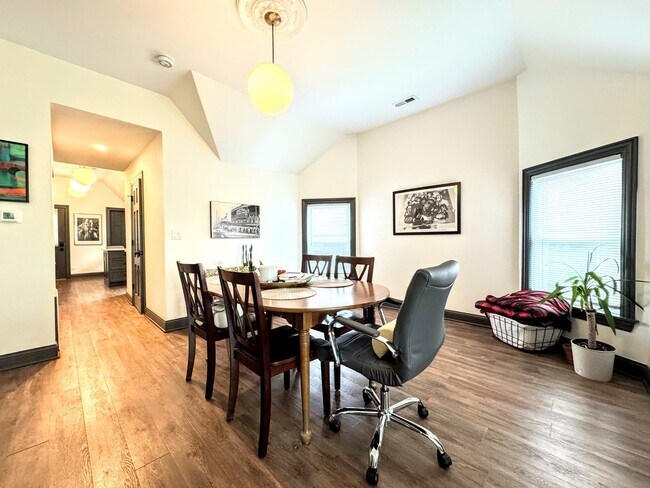 Photo - 1040 W Roscoe St Unit 3