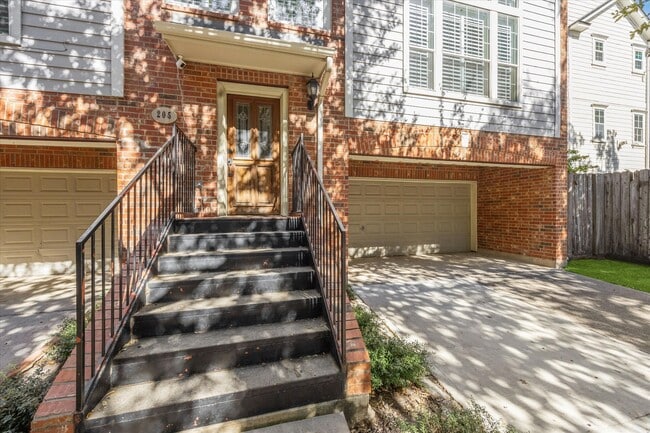 Photo - 205 Dennis St