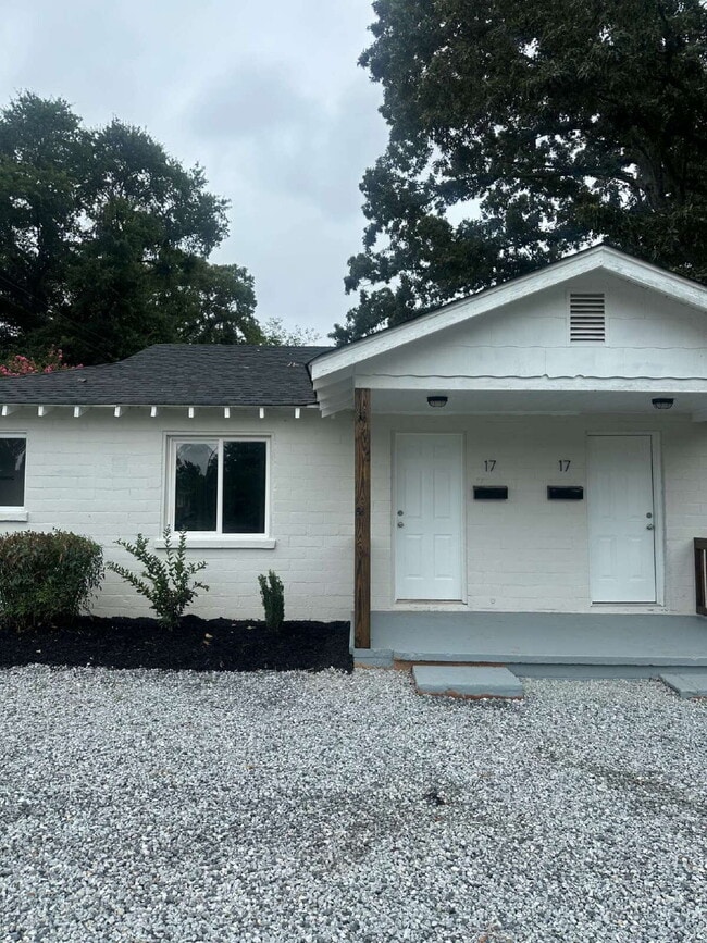 Building Photo - Newly Renovated 2 Bedroom Apartment in West Greenville Unit A