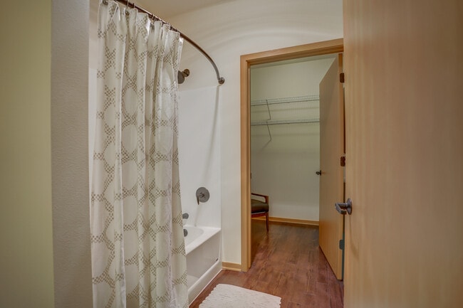 Studio Washington- Bathroom/Closet