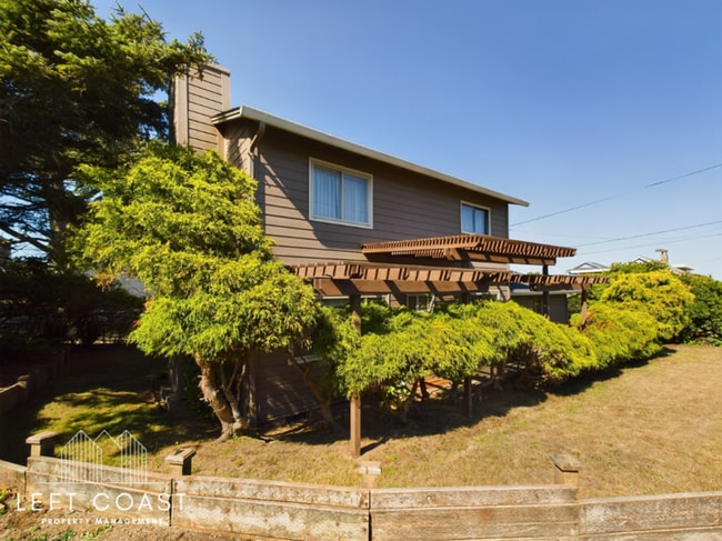 Photo - 890 SW 7th St