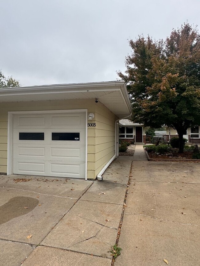 Building Photo - 5001/5005 Meredeth St Unit 5005 Meredeth St