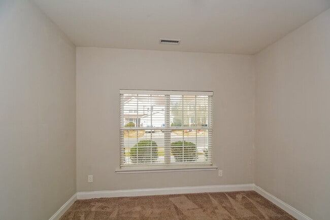 Photo - 233 Norwich Dr