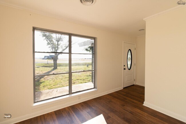 Photo - 674 Bell Rd S