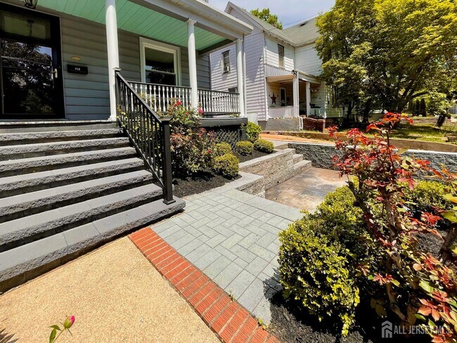 323 Montgomery St