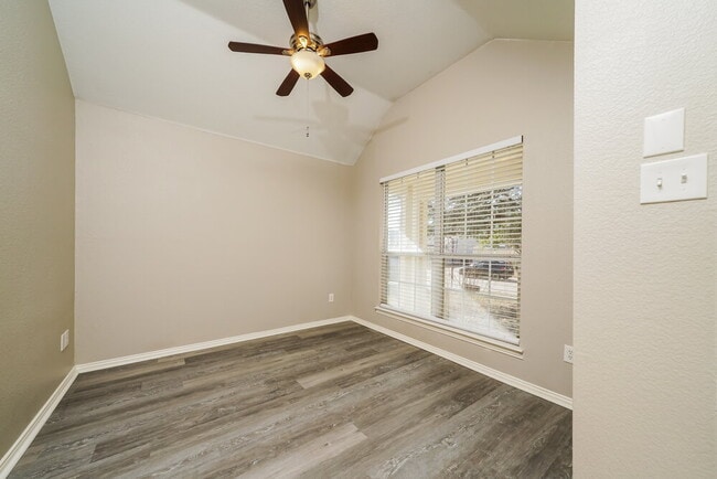 Photo - 409 Creekview Dr