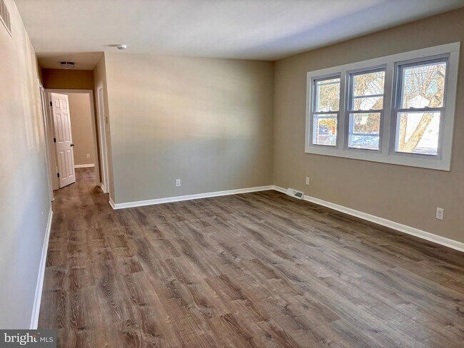 Photo - 1228 Heddon Ave