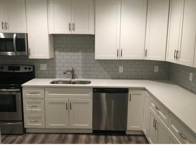 Renovated 2 Bedroom 2 Bathroom Condo off N... - Renovated 2 Bedroom 2 Bathroom Condo off N... Unit E