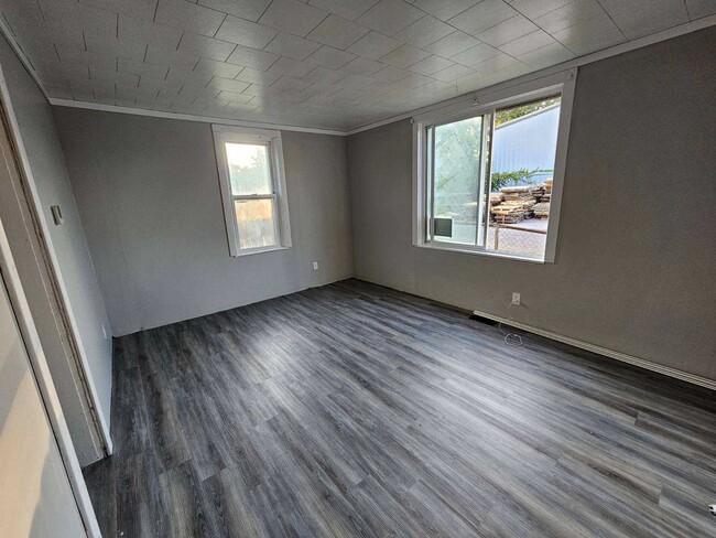 Photo - 1616 Bank Pl SW
