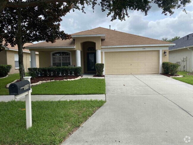 Building Photo - Awesome 4 bed, 2 bath in Lake Woodberry Rental