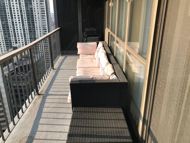 Building Photo - 10 E Ontario St Unit Great with Upgrades