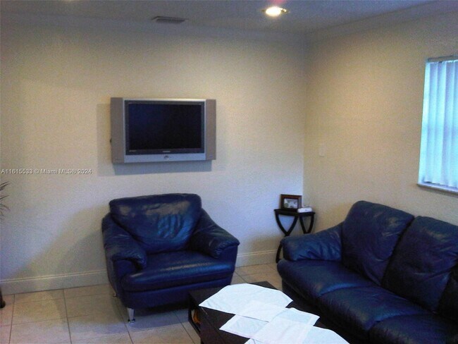 Photo - 71 NE 43rd St