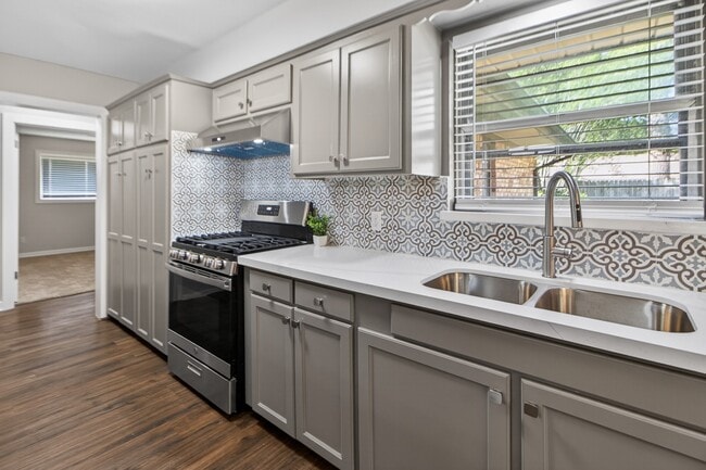 Building Photo - 2027 Ottawa Ln