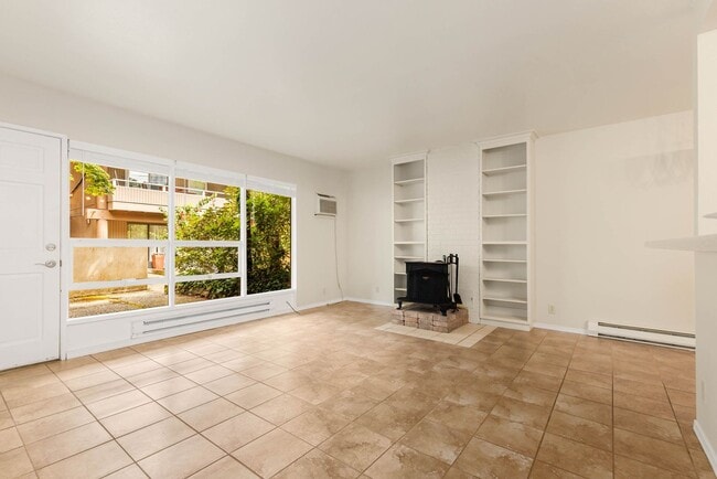 Photo - Downtown Bellevue Renovated 1 Bedroom Condo - Walk up entry
