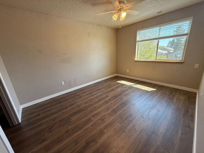 Photo - "Charming 3-Bedroom Retreat in La Pine with Cozy Fireplace and Spacious Living!"