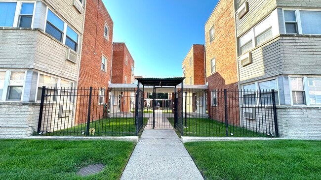 Building Photo - 2409 W Balmoral Ave Unit 2D