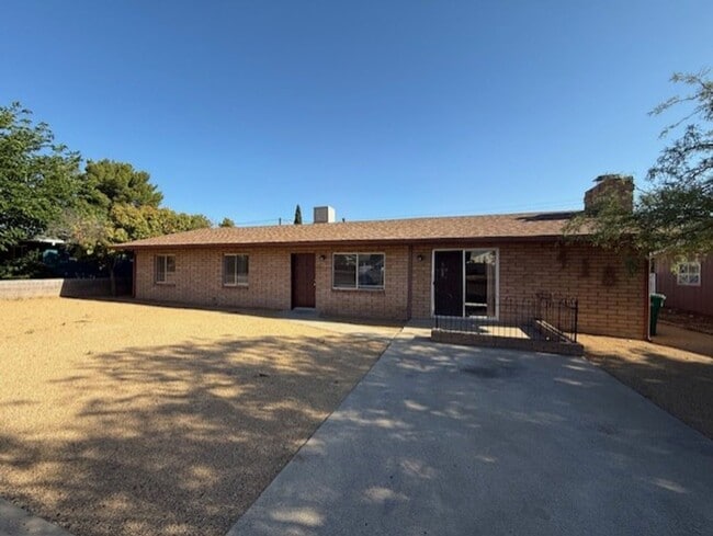 3 Bed 1 1/2 Bath Home with Fireplace Conta... - 3 Bed 1 1/2 Bath Home with Fireplace Conta...