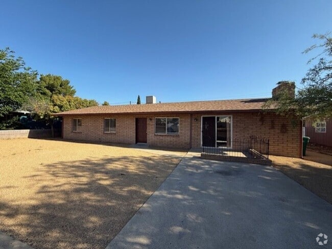 Building Photo - 3 Bed 1 1/2 Bath Home with Fireplace Conta...