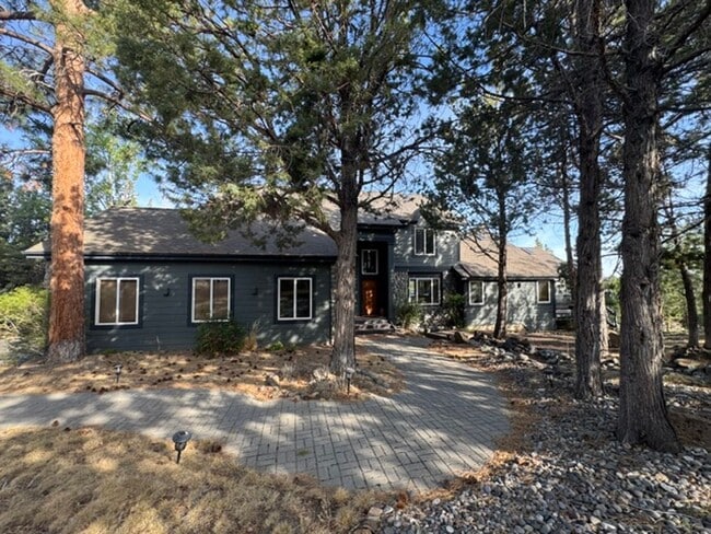 Building Photo - West Side location with amazing mountain views