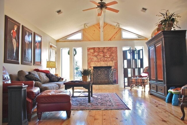 Photo - 122 Lynne Therese Cir