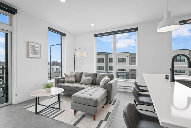 Sala de estar amueblada - The Common Place Apartments