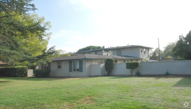 Pinewood Garden Apartments - Pinewood Garden Apartments