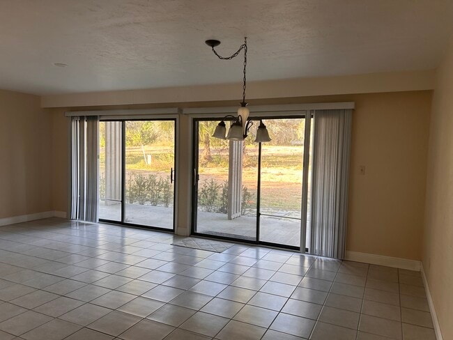 Living room/dining room - 4031 Abbey Ct Unit Abbey Court