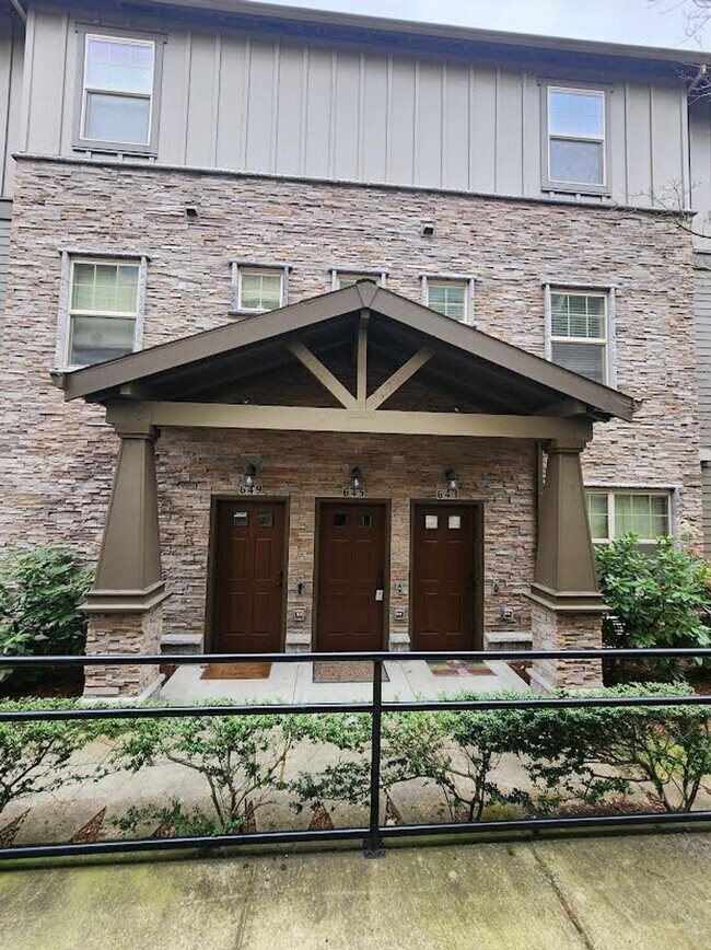 Photo - Short Term Lease Available / Beautiful Townhouse in Beaverton by Max Station!