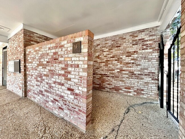 Building Photo - Stunning 2-bedroom, 2.5-bathroom