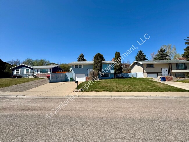 Large 3 Bedroom 2 Bath House w/Fenced Yard... - Large 3 Bedroom 2 Bath House w/Fenced Yard...