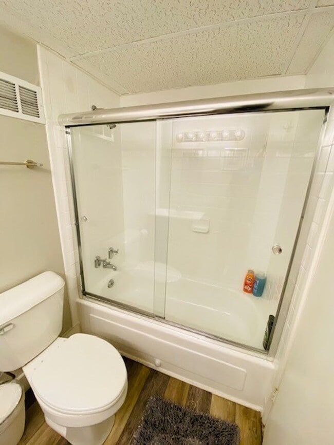 Photo - Move in Now - No Rent due until October!! ... Unidad 516