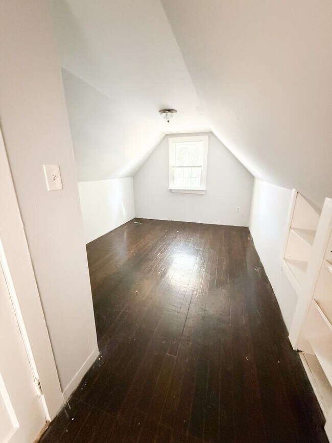 Photo - 3 Bedroom/1 Bathroom with Fenced-in Backyard!